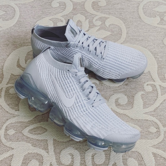 Nike Air VaporMax Flyknit in Platinum - Picture 3 of 10